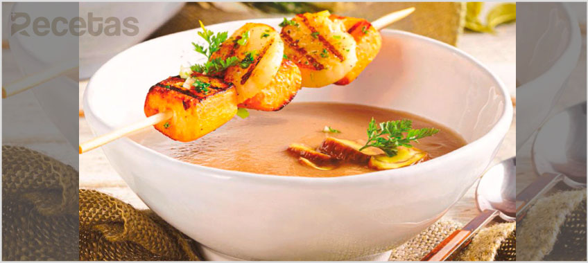 Sopa de castañas con brocheta de vieiras